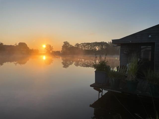 Aangenaam Op De Rijn, Woonboot, Inclusief Prive Sauna Alphen aan den Rijn Ngoại thất bức ảnh